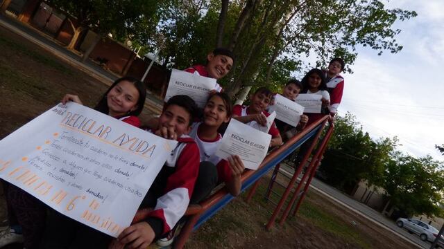 Los chicos de la Escuela Cecilio Ávila, de Rawson, comenzaron a juntar cartones y papeles para costear su baile de fin de curso.