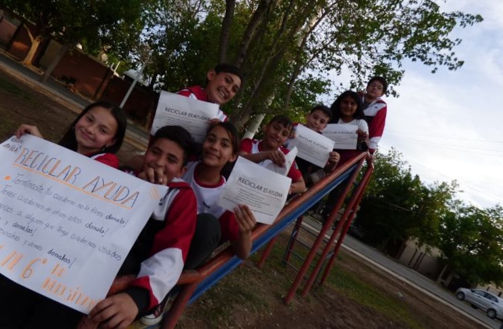 Alumnos sanjuaninios juntan cartones y papeles para pagar su fiesta de egresados