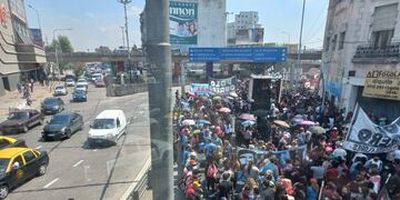 Grupos de Izquierda realizan piquetes simultáneos en los accesos a la Ciudad de Buenos Aires, el jueves 14 de octubre de 2021.