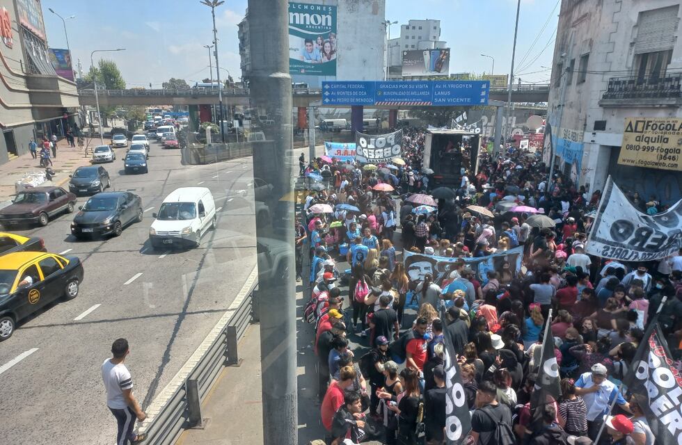Hubo cortes y protestas de organizaciones sociales en los accesos a la Ciudad y el tránsito fue un caos