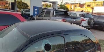 Los disparos en Julio Vanzo al 7700 dañaron un auto particular que fue secuestrado.