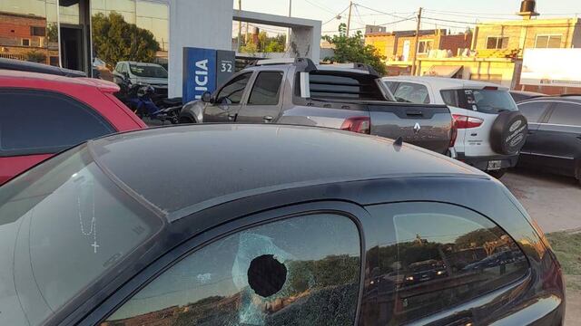Los disparos en Julio Vanzo al 7700 dañaron un auto particular que fue secuestrado.