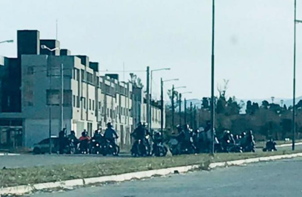 Denuncian picadas ilegales en moto en barrio Procrear Parque Liceo