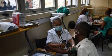 Una enfermera revisa la presión arterial de un trabajador de la salud antes de inocularlo con la segunda dosis de la vacuna cubana candidata Abdala contra COVID-19.