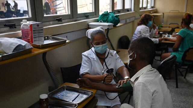 Una enfermera revisa la presión arterial de un trabajador de la salud antes de inocularlo con la segunda dosis de la vacuna cubana candidata Abdala contra COVID-19.