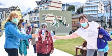La Municipalidad de Ushuaia a través de la Secretaría de Políticas Sociales, Sanitarias y Derechos Humanos junto al Instituto Municipal de Deportes (IMD) y el PAMI, iniciaron las jornadas recreativas para los adultos y adultas mayore