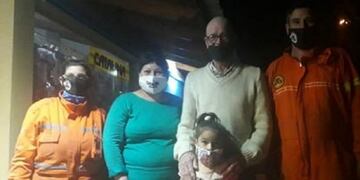 Carlota juntó sus ahorros y los donó a Bomberos de Cruz Alta.