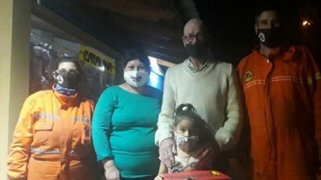 Carlota juntó sus ahorros y los donó a Bomberos de Cruz Alta.