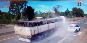 Garupá: un camión cruzó un semáforo en rojo y de milagro no ocasionó una tragedia