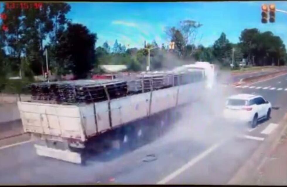 Garupá: un camión cruzó un semáforo en rojo y de milagro no ocasionó una tragedia