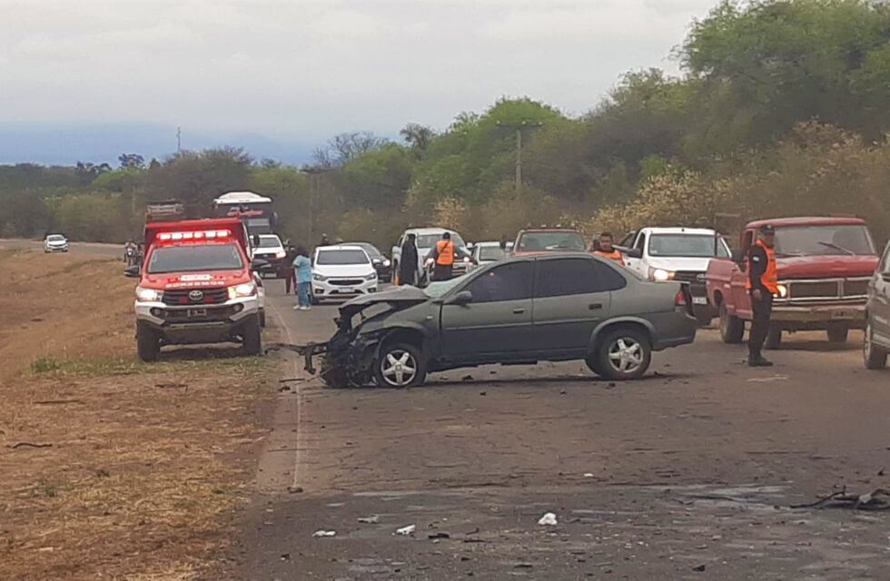 Un hombre murió en un choque frontal de dos autos en la RP 6, en Jujuy
