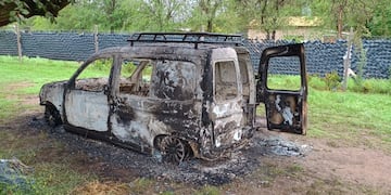 El vehículo utilitario frente a la vivienda fue incendiado, en Villa Quillinzo (Gentileza).