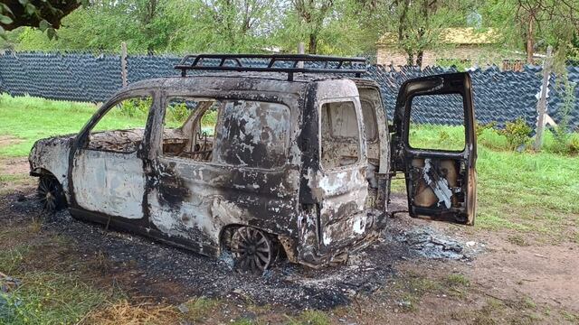 El vehículo utilitario frente a la vivienda fue incendiado, en Villa Quillinzo (Gentileza).