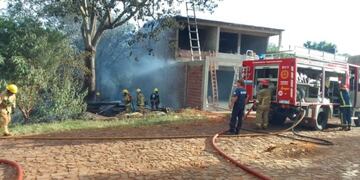 Incendio en Puerto Iguazú: bomberos logran sofocar las llamas a tiempo.