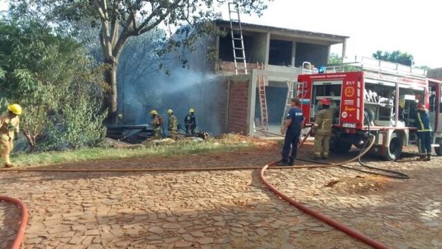 Incendio en Puerto Iguazú: bomberos logran sofocar las llamas a tiempo.