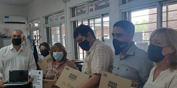 Entregaron notebooks a dos escuelas técnicas de la ciudad