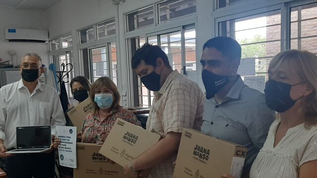 Entregaron notebooks a dos escuelas técnicas de la ciudad