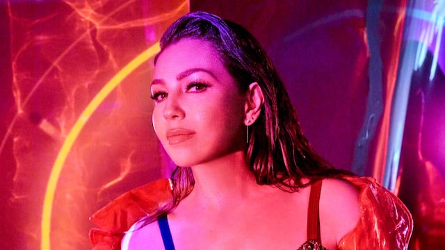 La cantante mexicana arrasa con su 15º álbum, con artistas invitados y sencillos en listas de éxitos.