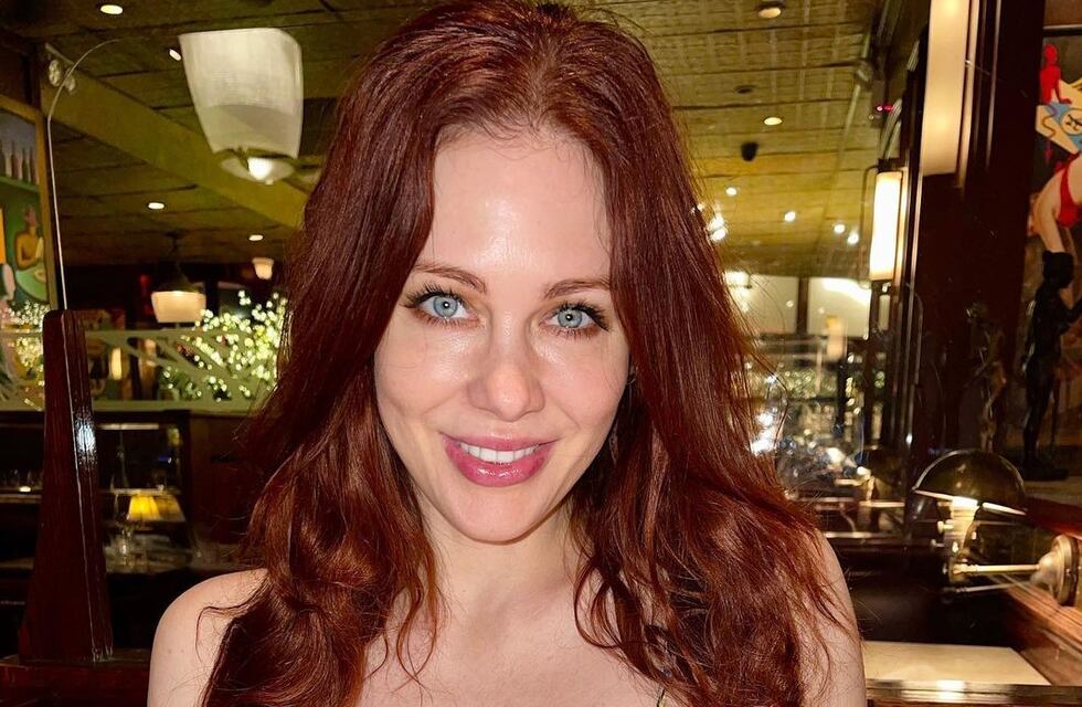 Maitland Ward deslumbró con una mínima bikini dorada y cruzada