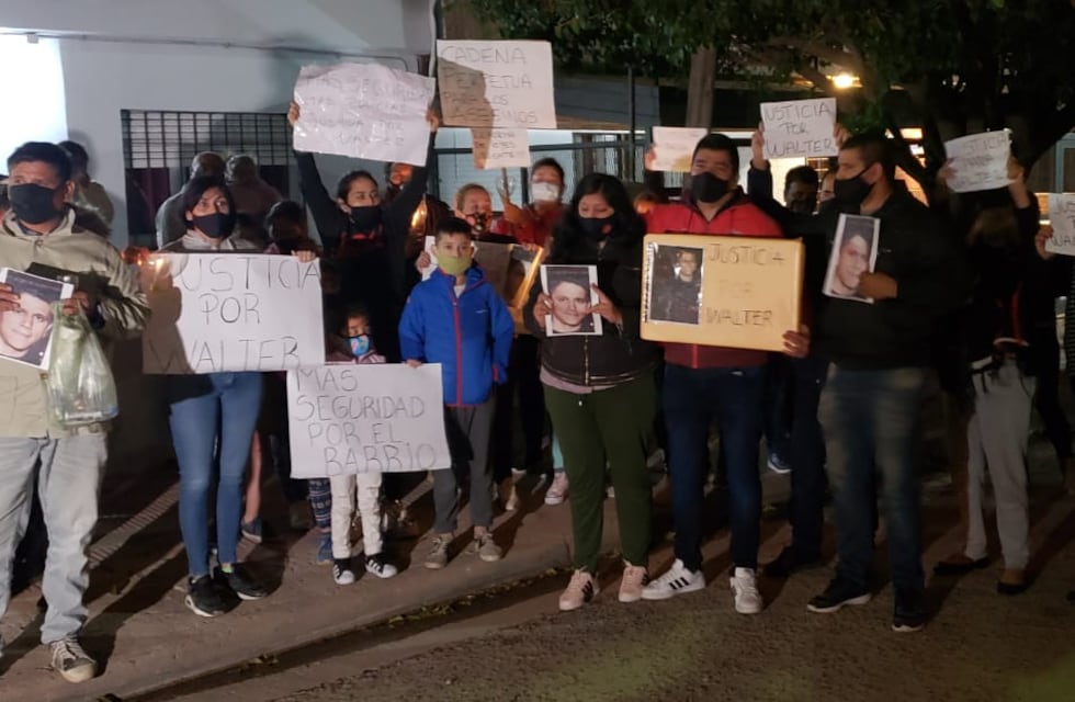 Marcha con velas en barrio José Hernández para reclamar justicia por Walter Leyva