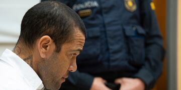 En esta imagen de archivo, el futbolista brasileño Dani Alves durante un juicio en Barcelona, España, el 5 de febrero de 2024.