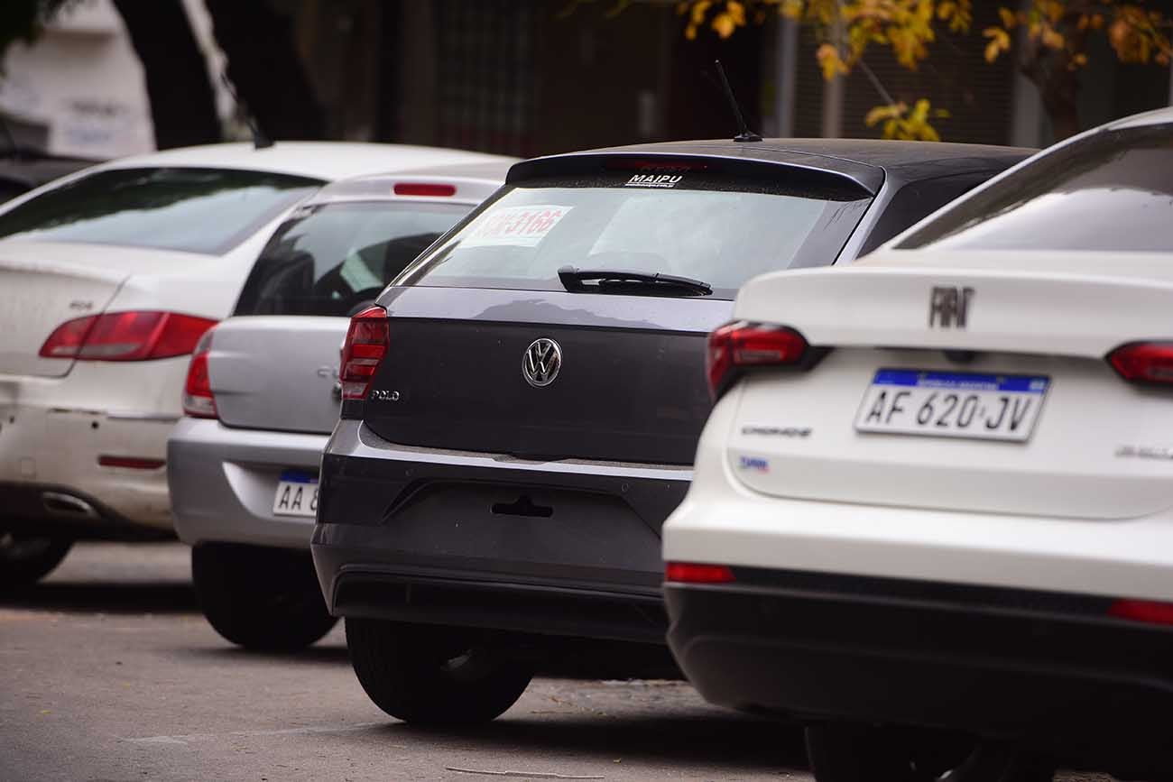 Autos sin patentes en la ciudad de Córdoba . (José Gabriel Hernández / La Voz)