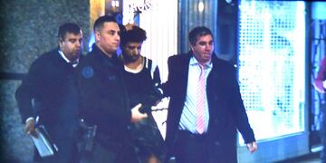 Así se llevaban detenido al hombre que le gatilló con un arma a Cristina Kirchner. Foto: Clarín