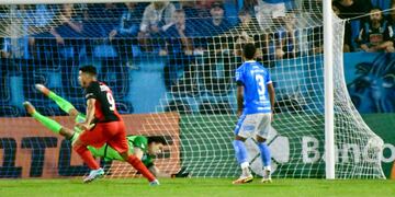 Estudiantes de Río Cuarto la pasó mal en el primer tiempo ante Colón (La Voz)