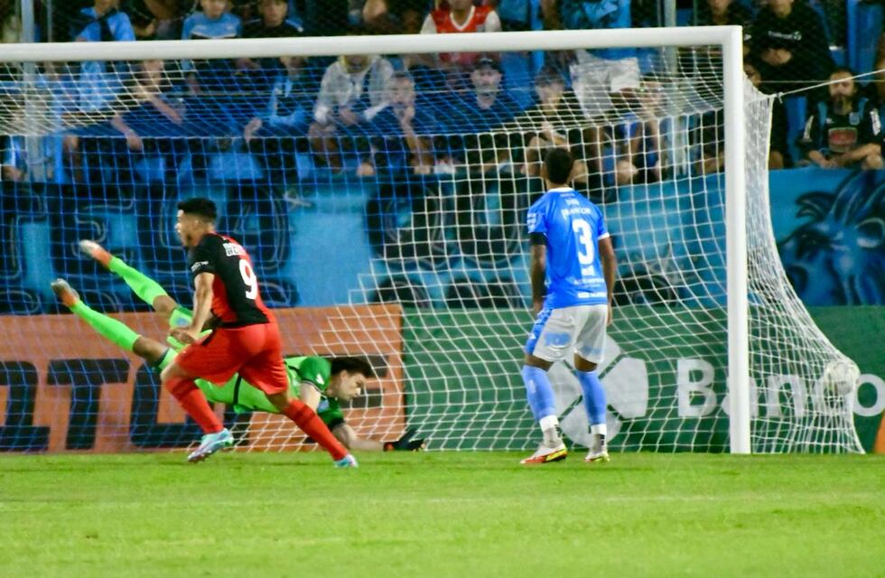 Estudiantes perdió en Río Cuarto ante un Colón que alcanzó la punta en Primera Nacional