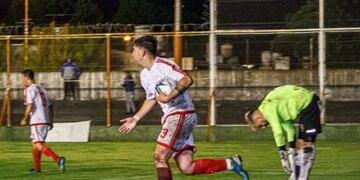 Agustín Zubillaga celebra el gol del empate de Huracán de Tres Arroyos