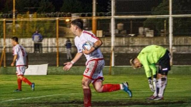 Agustín Zubillaga celebra el gol del empate de Huracán de Tres Arroyos