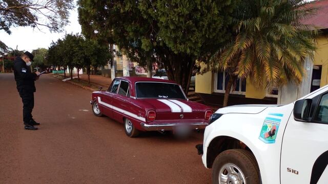 El conductor circulaba de manera zigzagueante a bordo de un Ford Falcon.