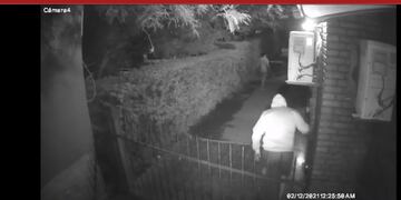 Dos jóvenes intentaron ingresar a una vivienda en La Falda pero los enfrentó la perra de la familia.