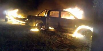 Horror en San Luis: un hombre fue hallado sin vida dentro de una camioneta incendiada y creen lo mató su hijo