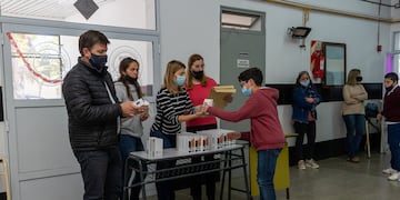 Ecoferia “Aprender a Emprender” y entrega de celulares en Soldini (Facebook Comuna de Soldini)