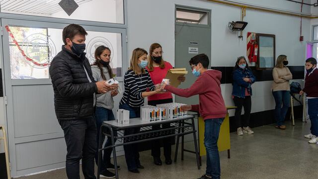 Ecoferia “Aprender a Emprender” y entrega de celulares en Soldini (Facebook Comuna de Soldini)