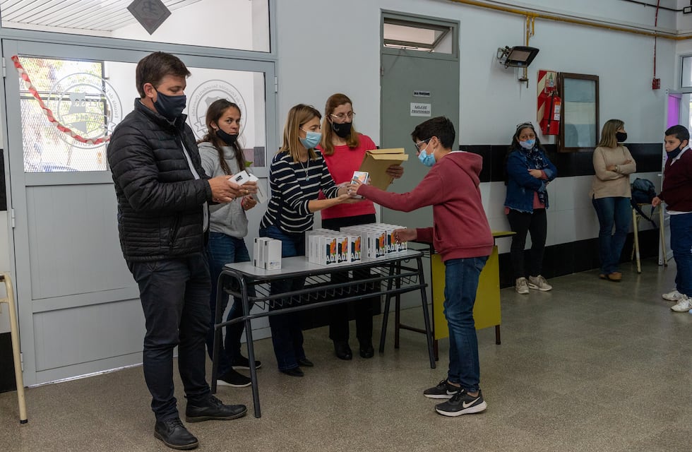 Ecoferia “Aprender a Emprender” y entrega de celulares en Soldini