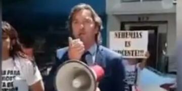 El exdiputado nacional por San Juan se manifestó con un megáfono junto a los familiares de los acusados