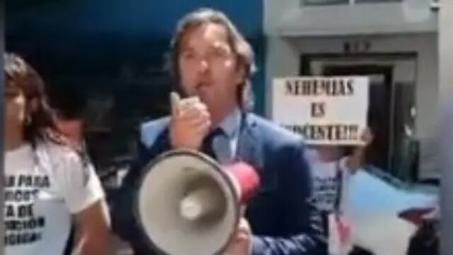 El exdiputado nacional por San Juan se manifestó con un megáfono junto a los familiares de los acusados