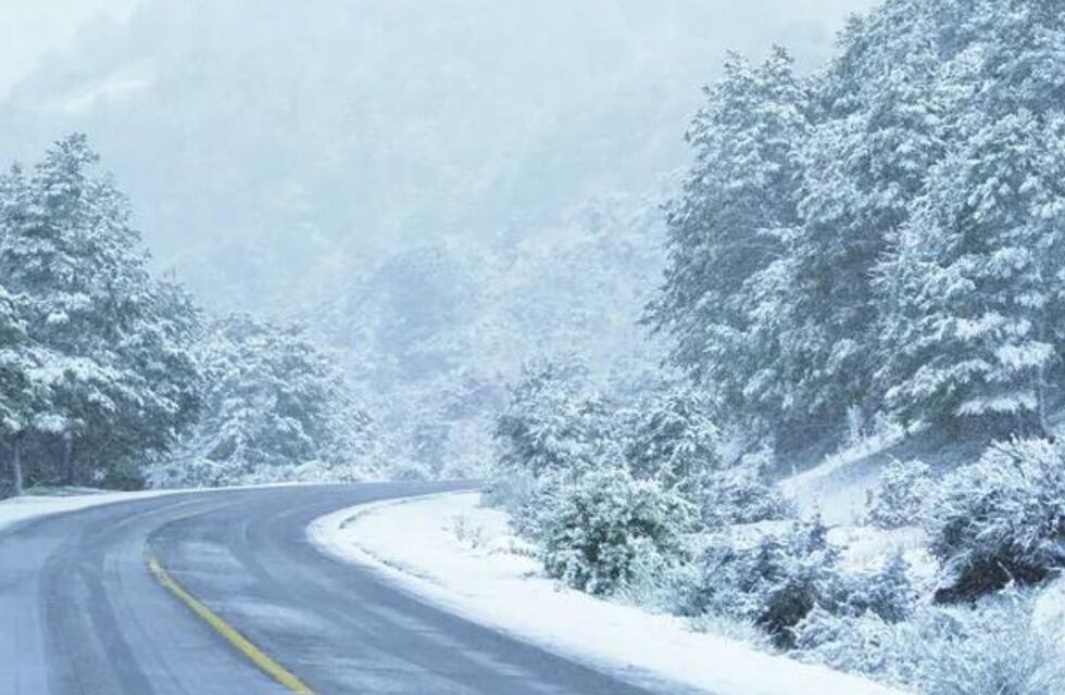 Las rutas se congelaron y crearon un paisaje único en San Martín de los Andes que parece sacado de “un cuento de hadas”