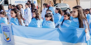 La Fiesta Municipal Sanmartiniana reunió a vecinos y autoridades en un acto cultural y patriótico que reivindicó la memoria del prócer argentino.