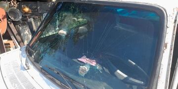 Así quedó el parabrisas tras el impacto de las piedras en Córdoba.