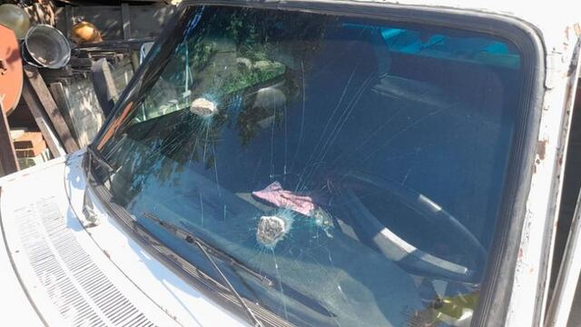 Así quedó el parabrisas tras el impacto de las piedras en Córdoba.