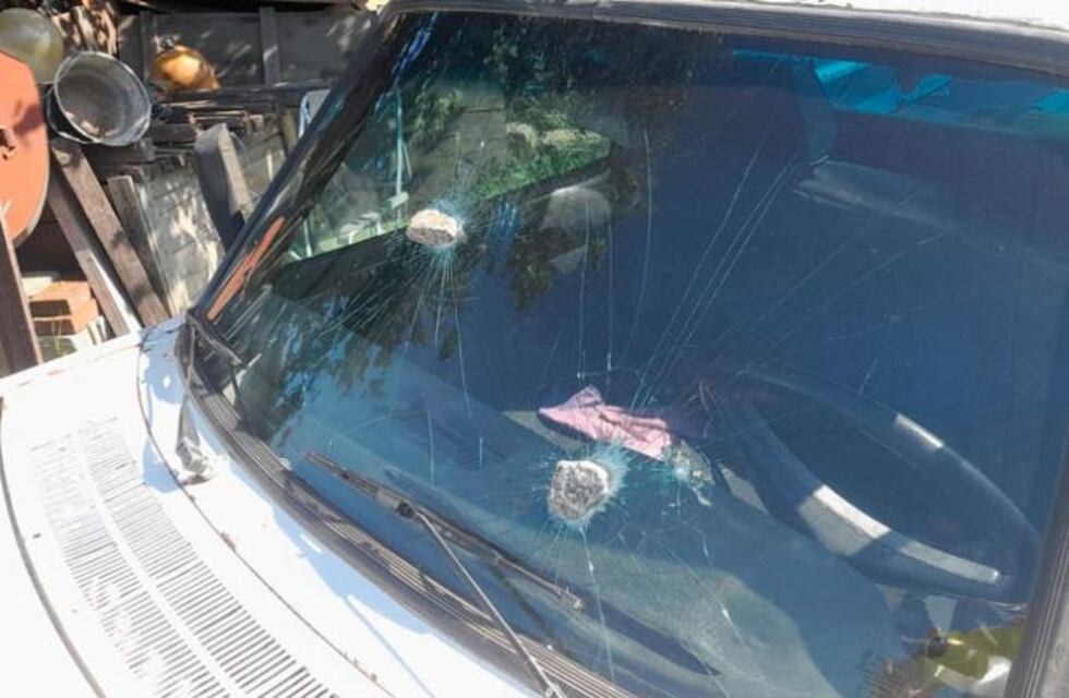 Tremendo video: le tiraron piedrazos y le destrozaron el parabrisas cuando iba a trabajar por Circunvalación