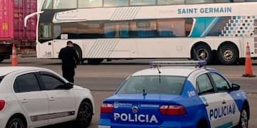El micro lleva jubilados cordobeses y santafesinos y está varado en la Patagonia (foto, Eldoce.tv).