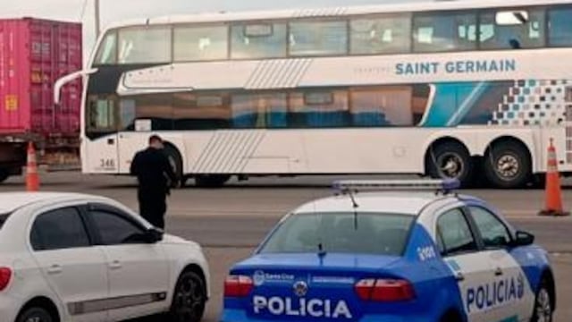 El micro lleva jubilados cordobeses y santafesinos y está varado en la Patagonia (foto, Eldoce.tv).