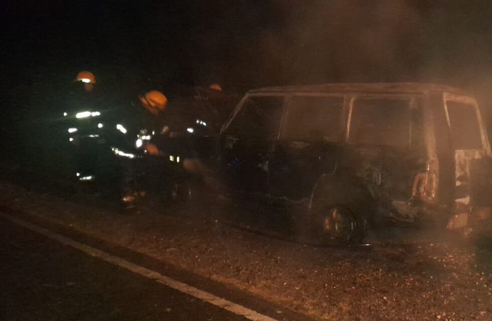 La Francia: un vehículo se incendió totalmente sobre ruta provincial 3