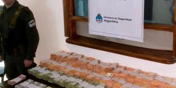 La fortuna que llevaba en la camioneta este hombre que viajaba de Mendoza a Córdoba. (Gendarmería Nacional)