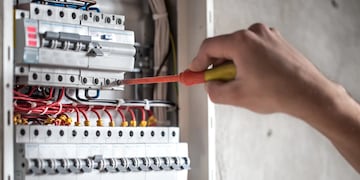 Era electricista, cortaba la luz de todo el pueblo para verse con su novia secreta y lo descubrieron