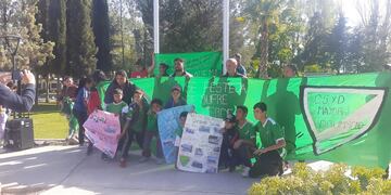Niños de Drummond reclaman por su cancha para poder entrenar.